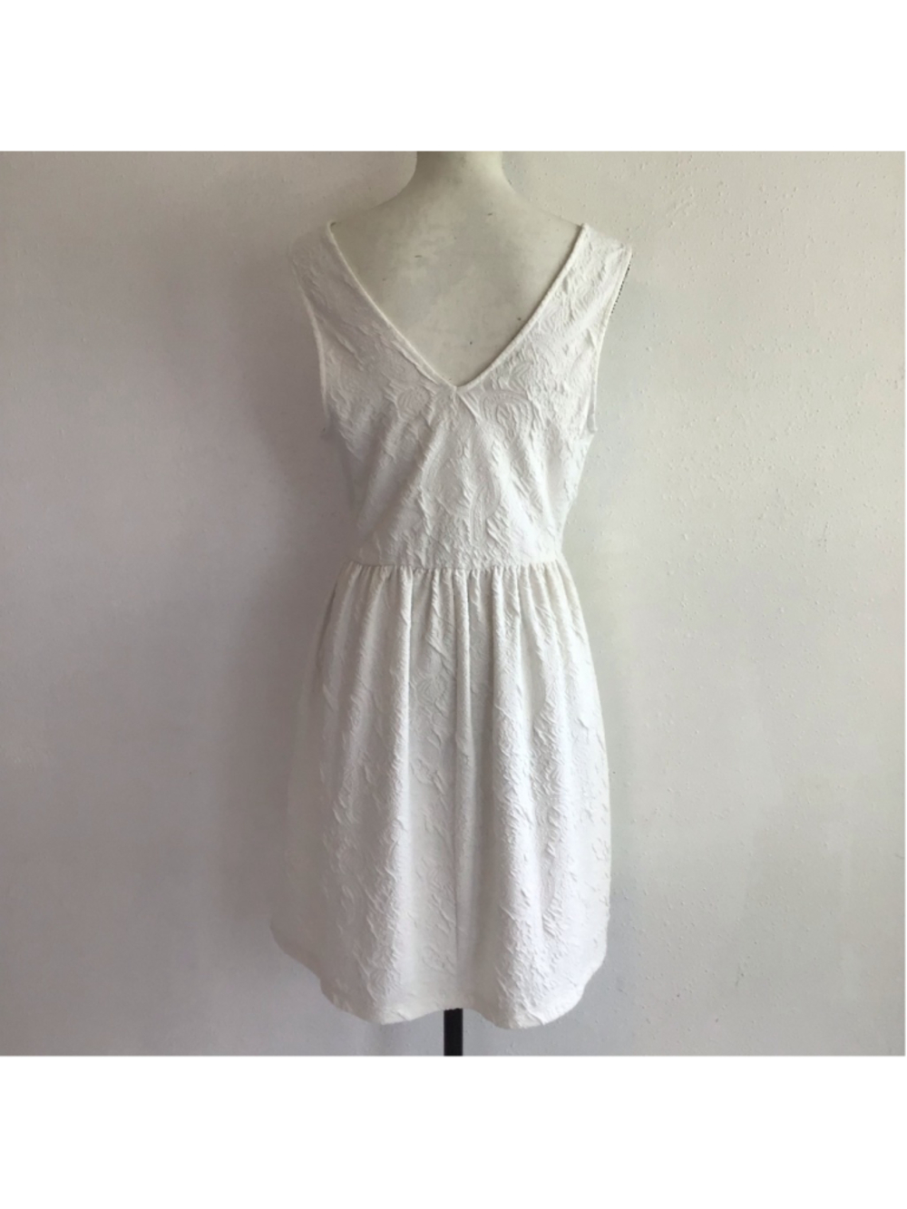 Everly Women Elegant Summer Fun White Textured V-Neck Mini Dress Size L - Picture 2 of 11